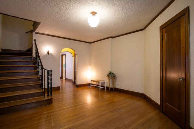 Building Photo - LOOK & LEASE! Stunning 1930s Townhouse in ...