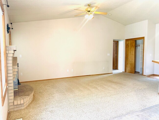 Building Photo - Great Home, Close Foothills Location