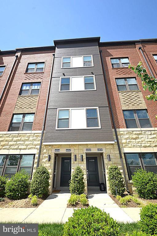 Building Photo - 44840 Tiverton Sq