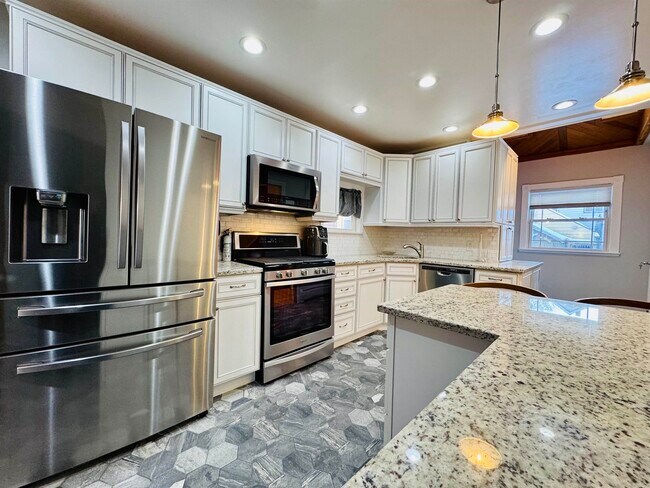 Building Photo - 16 W 51st St