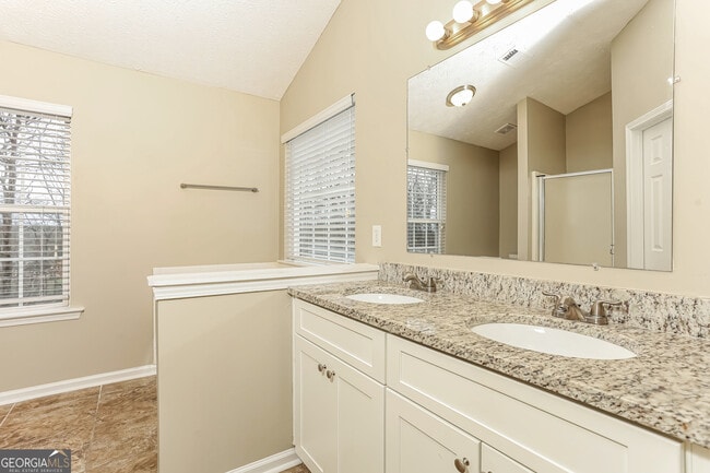 Building Photo - 1345 Kent Manor