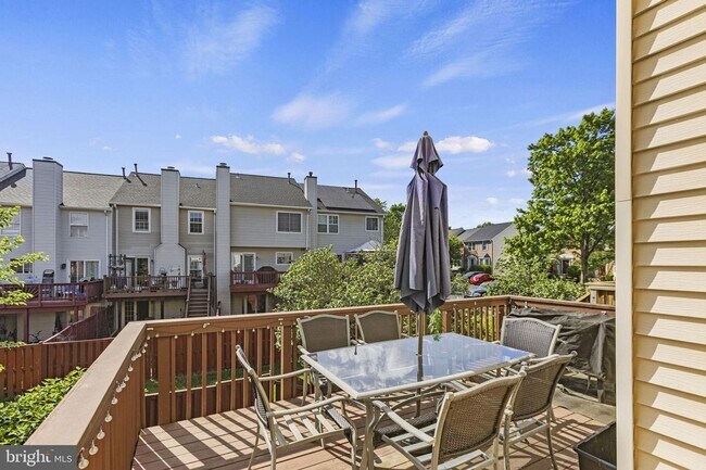 Building Photo - This beautiful 3-bedroom townhome is nestl...