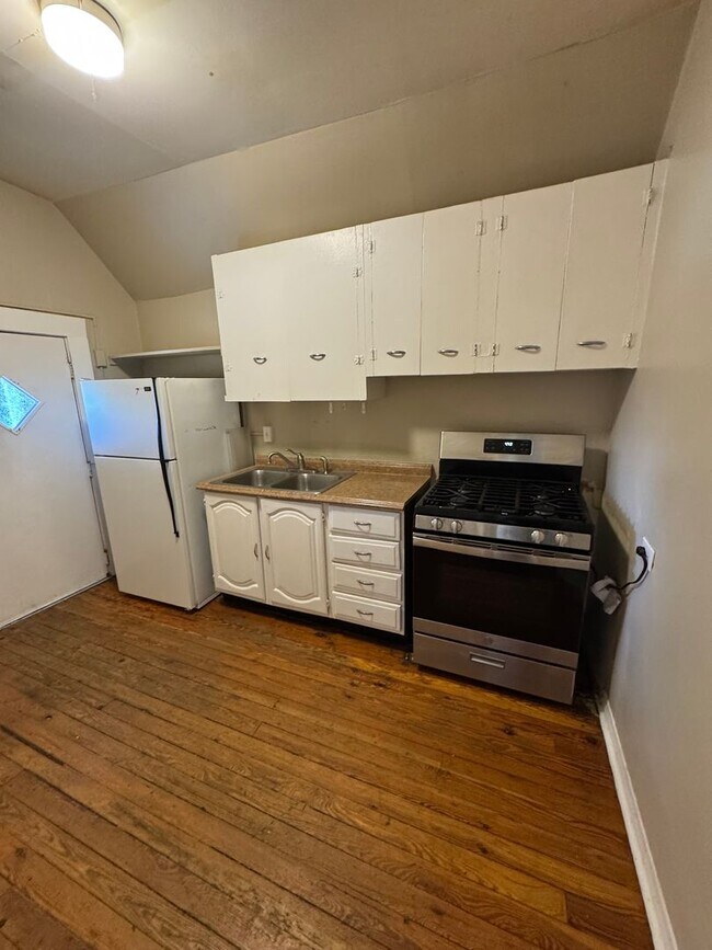 Building Photo - Charming 2 Bed 1.5 Bath in West Wash Park!