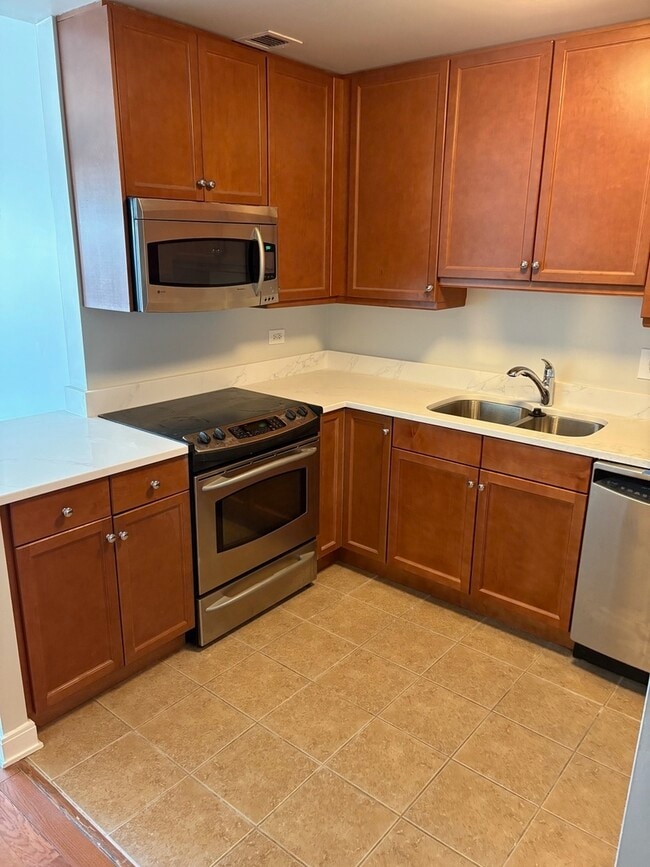 Building Photo - 130 N Garland Ct