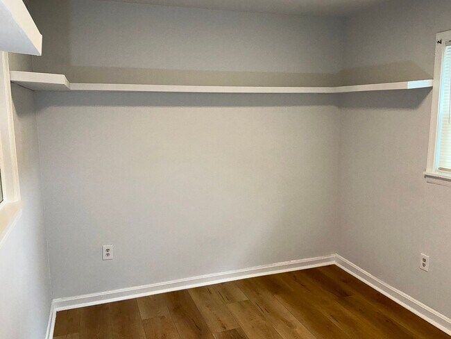 Building Photo - Very well maintained 3BR 3.5BA 3 level Colonial Townhome with fully fenced yard