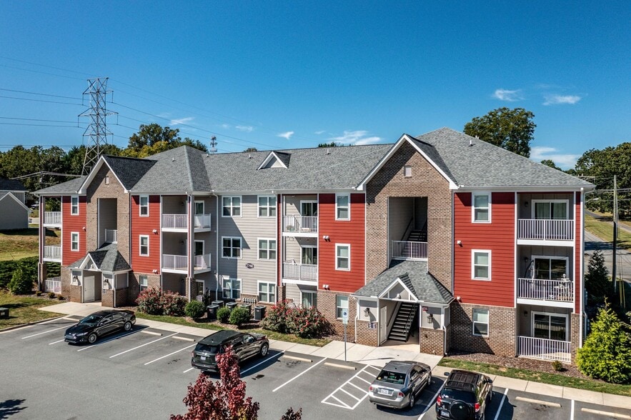 Hawks Landing Luxury Apartments 2778 2nd St NE Hickory NC 28601