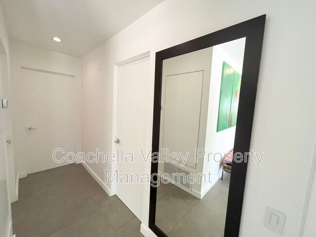 Building Photo - 2885 E Venetia Rd