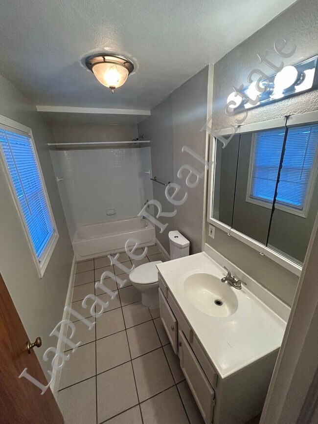 Building Photo - Cute 2 bedroom, 1 bath home on a corner lo...