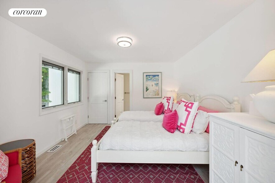Building Photo - 45 Peconic Hills Dr
