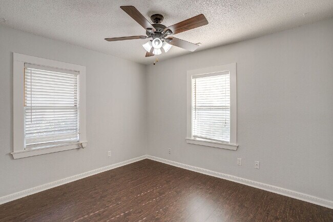 Building Photo - Charming 3-Bedroom Cottage in River Oaks