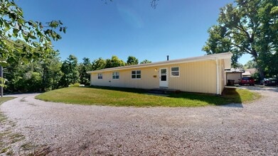 Building Photo - Spacious 2 Bedroom w/Basement & Vaulted Ceilings