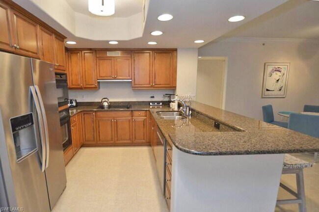 Building Photo - Beautifully decorated split 2/2 in stunnin...