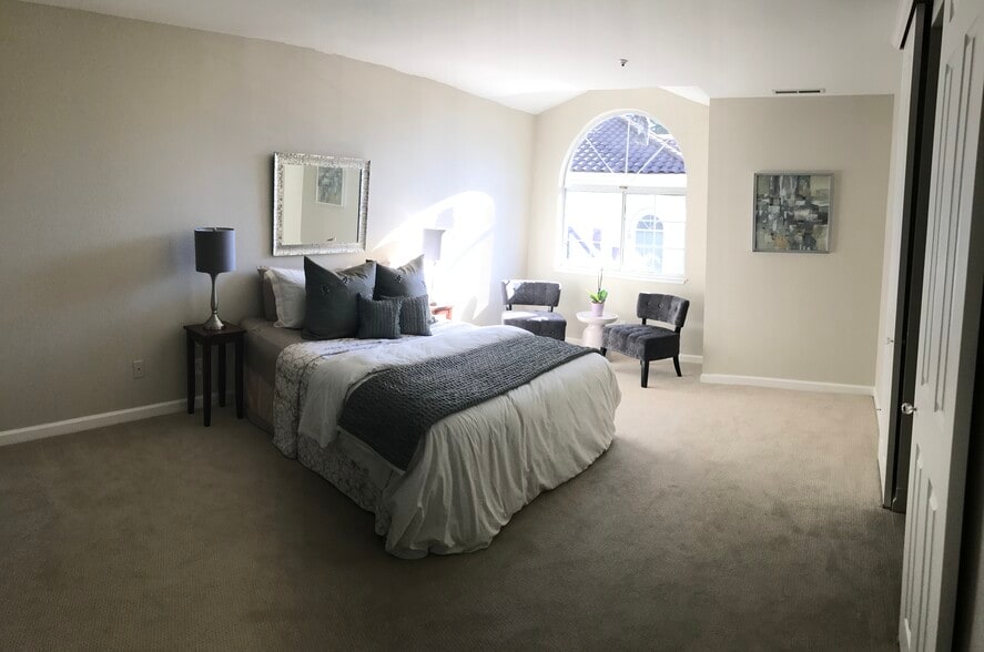Large master bedroom. - 203 Bean Creek Road