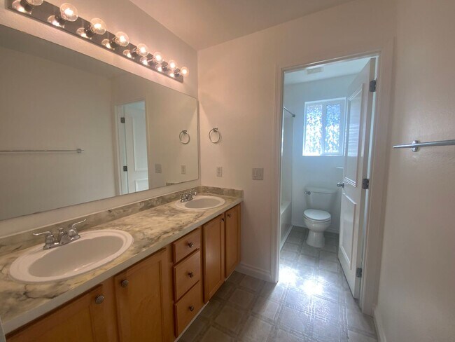 Building Photo - Newly Remodeled Puyallup Gem - Modern Comf...