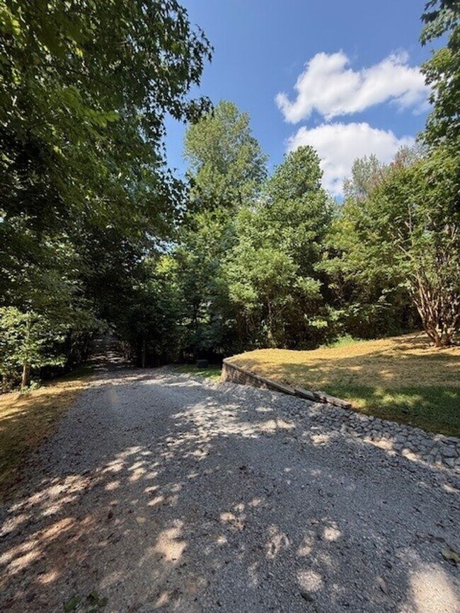Building Photo - Available Now Spacious 3 Bedroom Home on P...