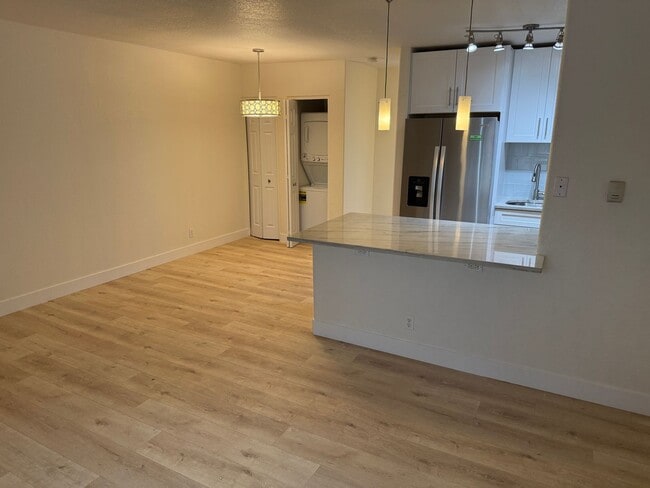 Building Photo - Available NOW! Updated 1 Bedroom 1 Bath Condo for Rent in Jefferson Park