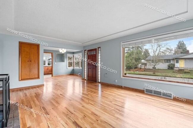 Building Photo - Charming 4-Bedroom Home in St. Johns with Finished Basement & Spacious Living Areas