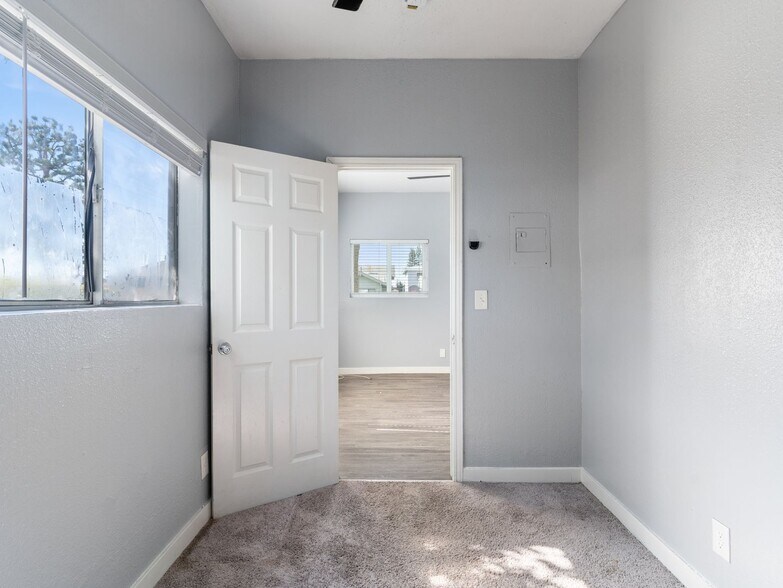 Building Photo - 2212 Myrtle Ave