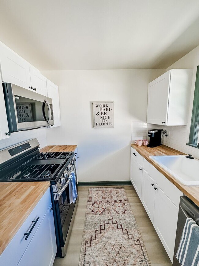 Building Photo - Newly remodeled three bedroom apartment