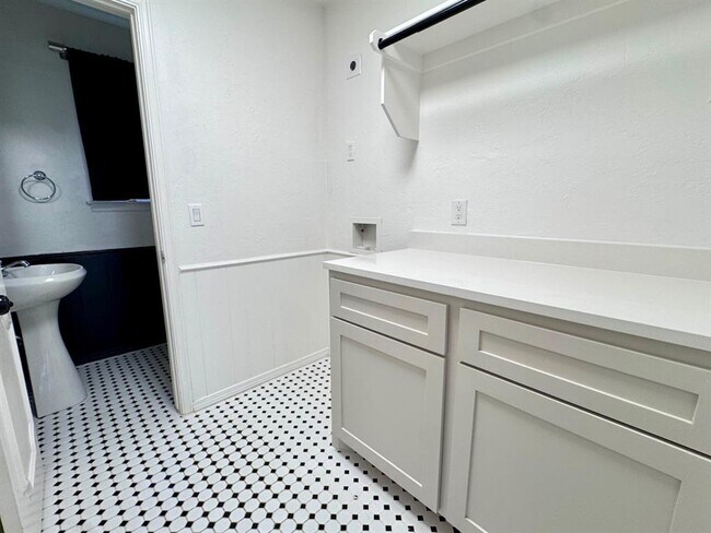 Building Photo - 3025 Regency Ct