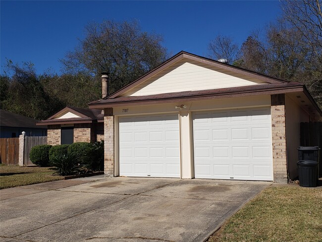 Building Photo - 7707 Bluejay Twin Cir