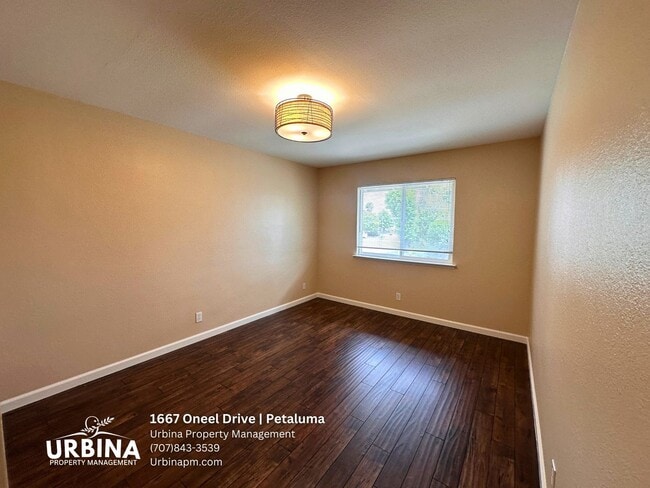Building Photo - Spacious East Petaluma Home with Main-Floor Bedroom Suite