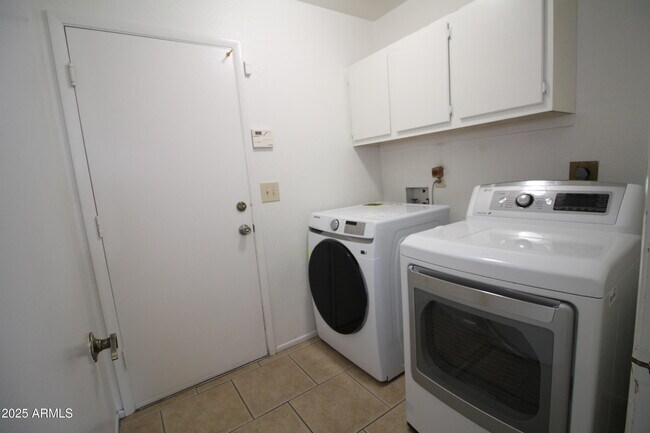 Building Photo - 626 W Paseo Way