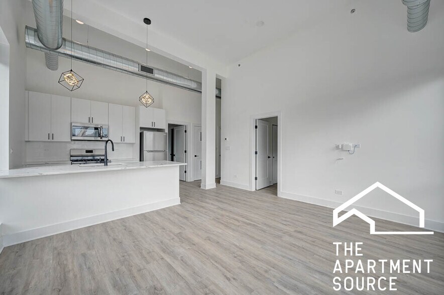 Building Photo - 4734 N Artesian Ave
