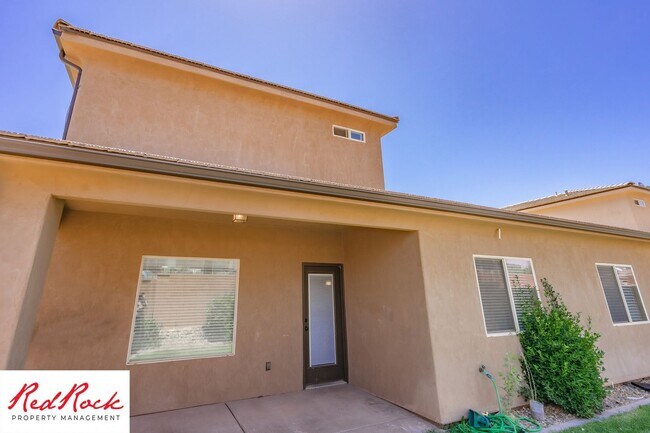 Building Photo - Dog Friendly, Pleasant 4 Bedroom, 2.5 Bathroom Townhome