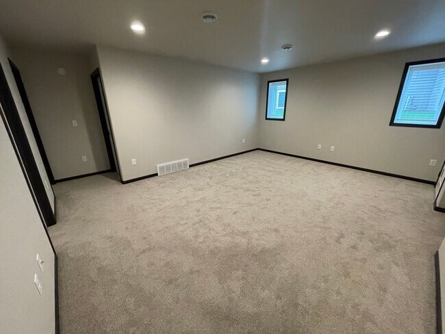 Building Photo - Spacious 4 Bed, 3 Bath Home in West Fargo