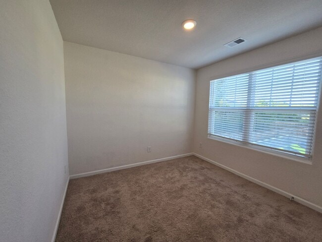 Building Photo - NEW LISTING!!!!!