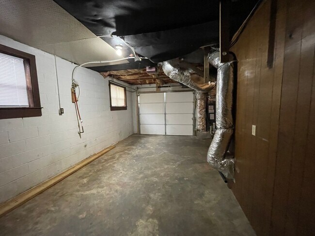 Building Photo - Large 4 bed/2 bath with garage - W. Hamble...