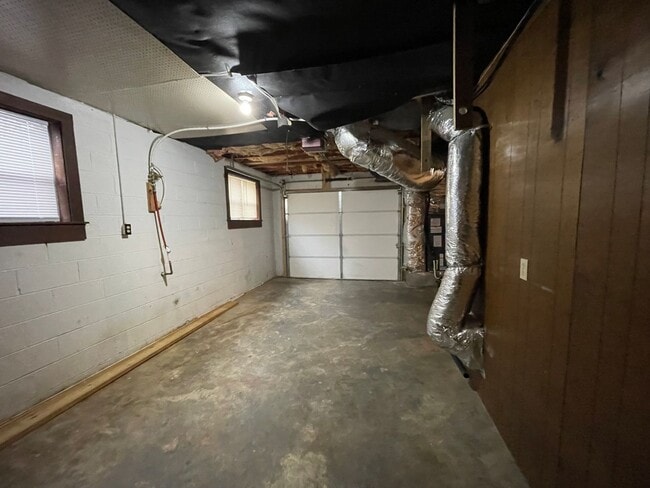 Building Photo - Large 4 bed/2 bath with garage - W. Hamblen County