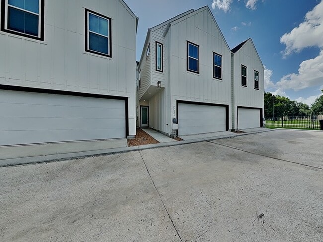 Building Photo - 9902 Clark Rd