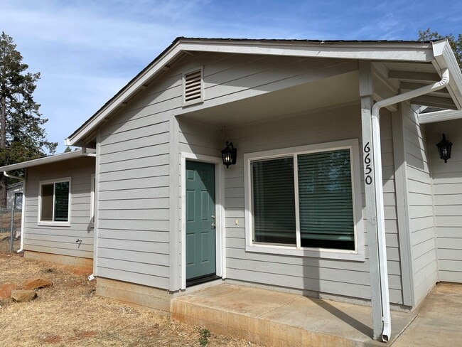Building Photo - 2 bedroom 2 bath, With garage and fenced yard