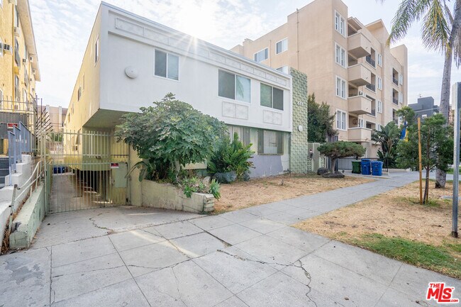 Building Photo - 446 S St Andrews Pl