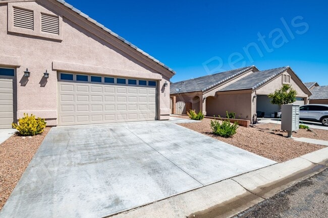 Building Photo - DON'T MISS THIS THREE BEDROOM TOWNHOUSE IN A PRIME LOCATION