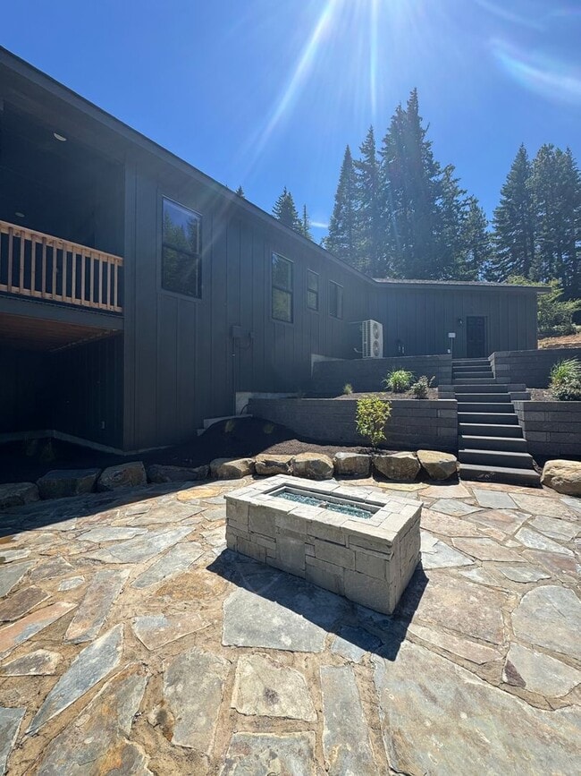 Building Photo - Luxury Rural Home Close to Town for Lease