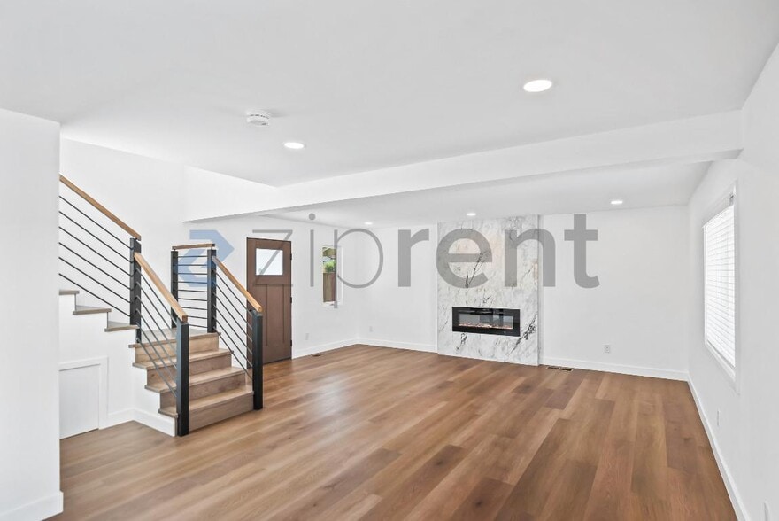 Building Photo - Unit