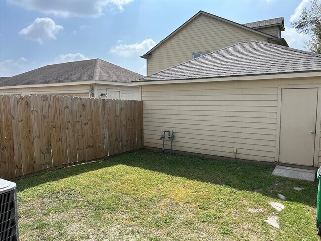 Building Photo - 16851 Pine Castle Dr
