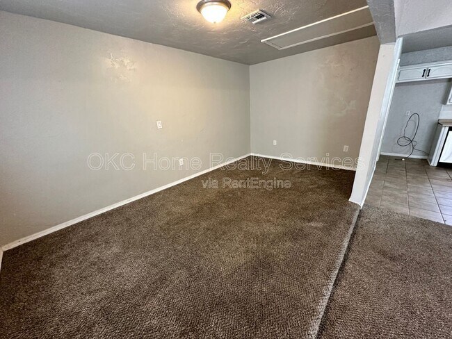 Building Photo - 8417 S Villa Ave