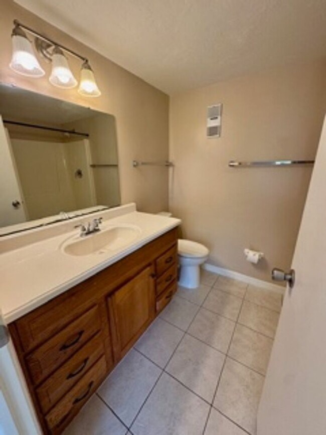 Building Photo - 2 bedroom 2 bathroom Annual Rental in Davi...
