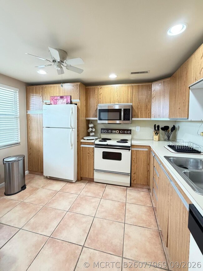 Building Photo - 2101 Lucaya Bend
