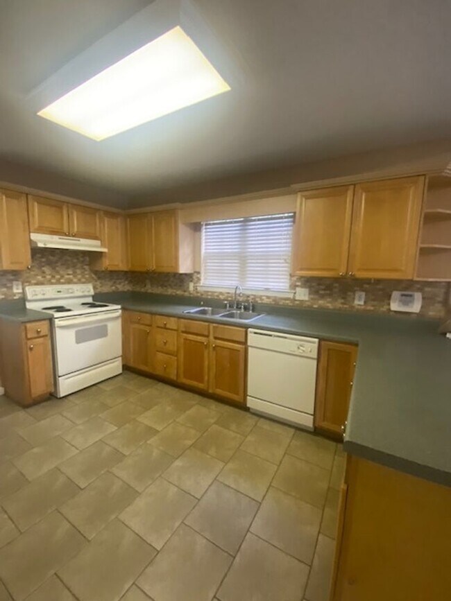 Building Photo - 114 Hidden Creek Cove