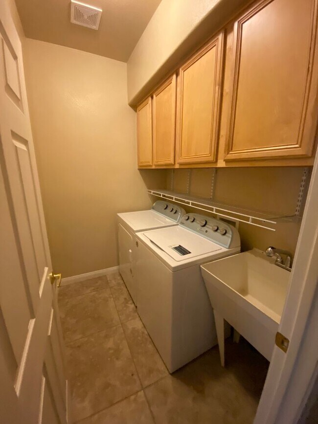 Building Photo - Beautiful 5 bed/3 bath home located in Hen...