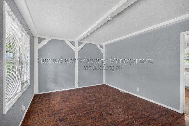 Building Photo - 452 Bluff Dr