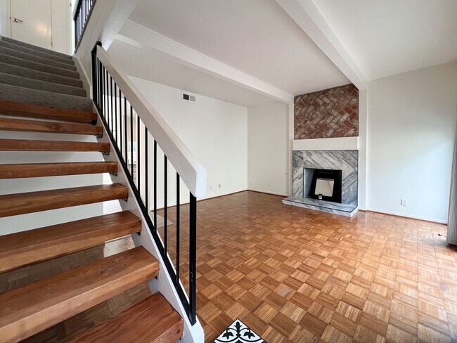 Building Photo - Beautifully Remodeled St. Helena Townhome with Pool Access & 2-Car Garage