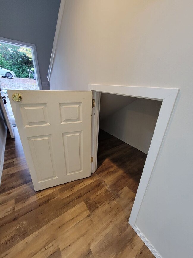 Building Photo - Freshly Painted Duplex in the Heart of Sil...