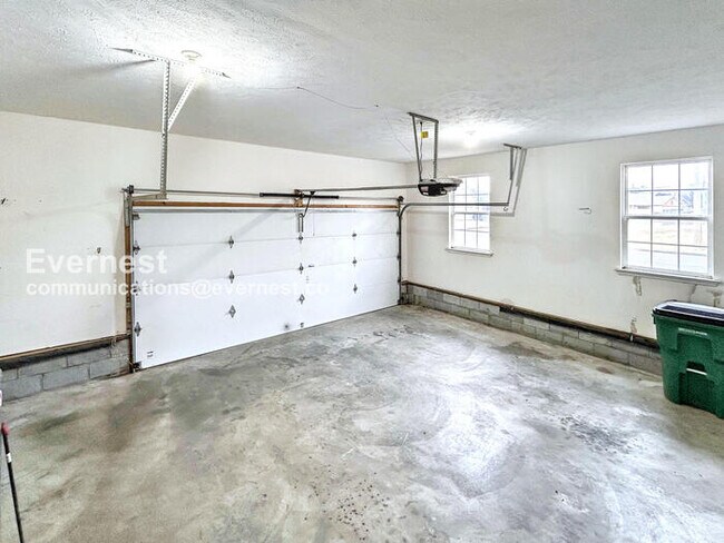 Building Photo - 1808 Lakewood Village Dr