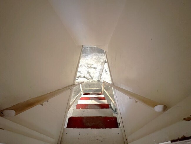 Building Photo - Proctor District 3 Bedroom With Fully Fenc...